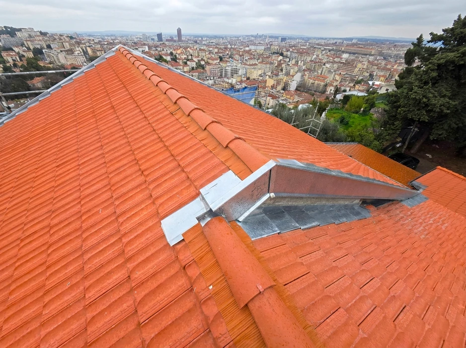 Toiture en tuiles canal terre cuite rouge-orangé, vue aérienne en plongée