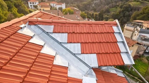 Chantier de toiture en cours, vue a&eacute;rienne d'une maison en zone r&eacute;sidentielle m&eacute;diterran&eacute;enne