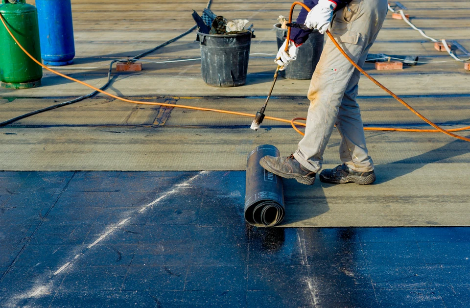 Chantier extérieur d'étanchéité sur toiture terrasse