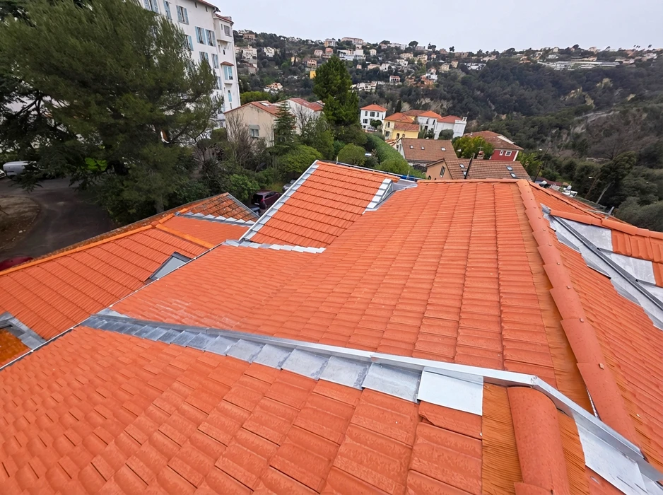 Vue aérienne d'une toiture en cours de réfection