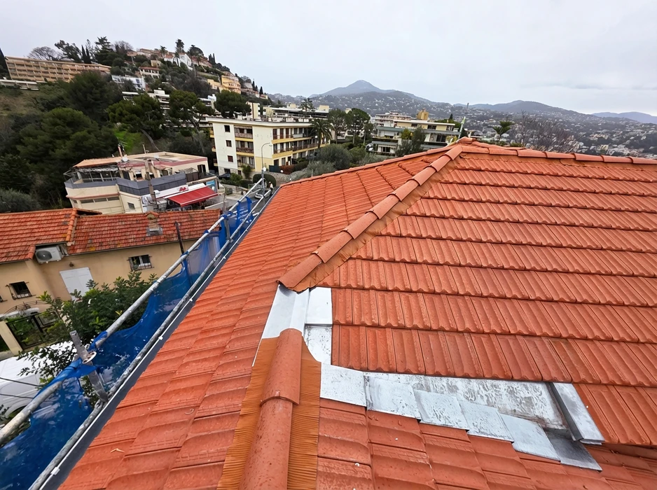 Vue aérienne d'une toiture en cours de réfection