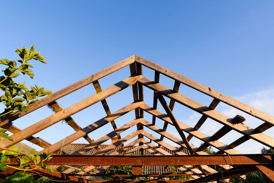 Gros plan sur le toit de la maison avec la t&ocirc;le de toiture en acier